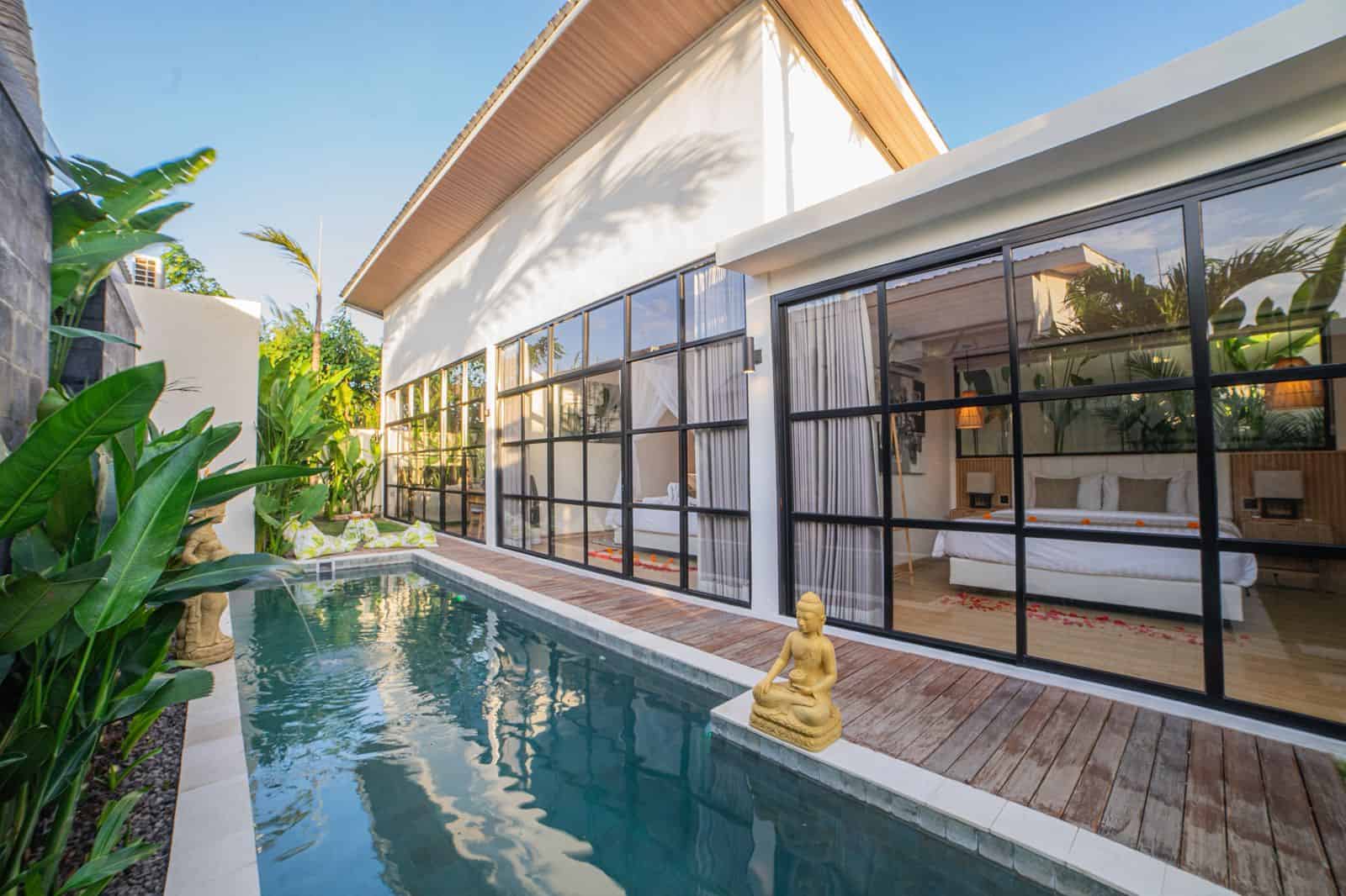 MODERN TROPICAL STYLE 2 BEDROOM VILLA FOR SALE LEASEHOLD IN SEMINYAK BE-2218 